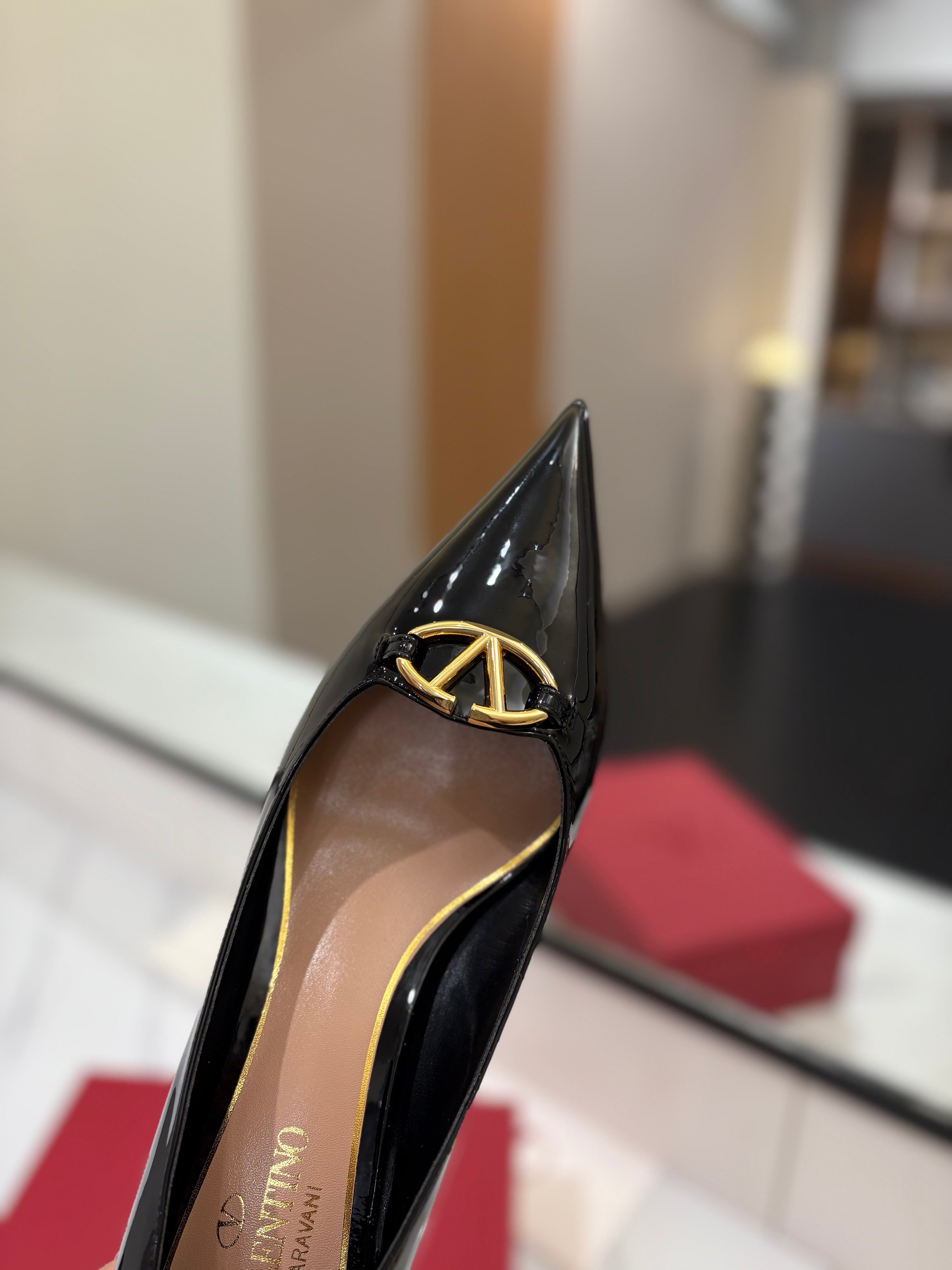 VALENTINO 26S POINTED-TOE PUMPS 65 MM IN BLACK PATENT CALFSKIN