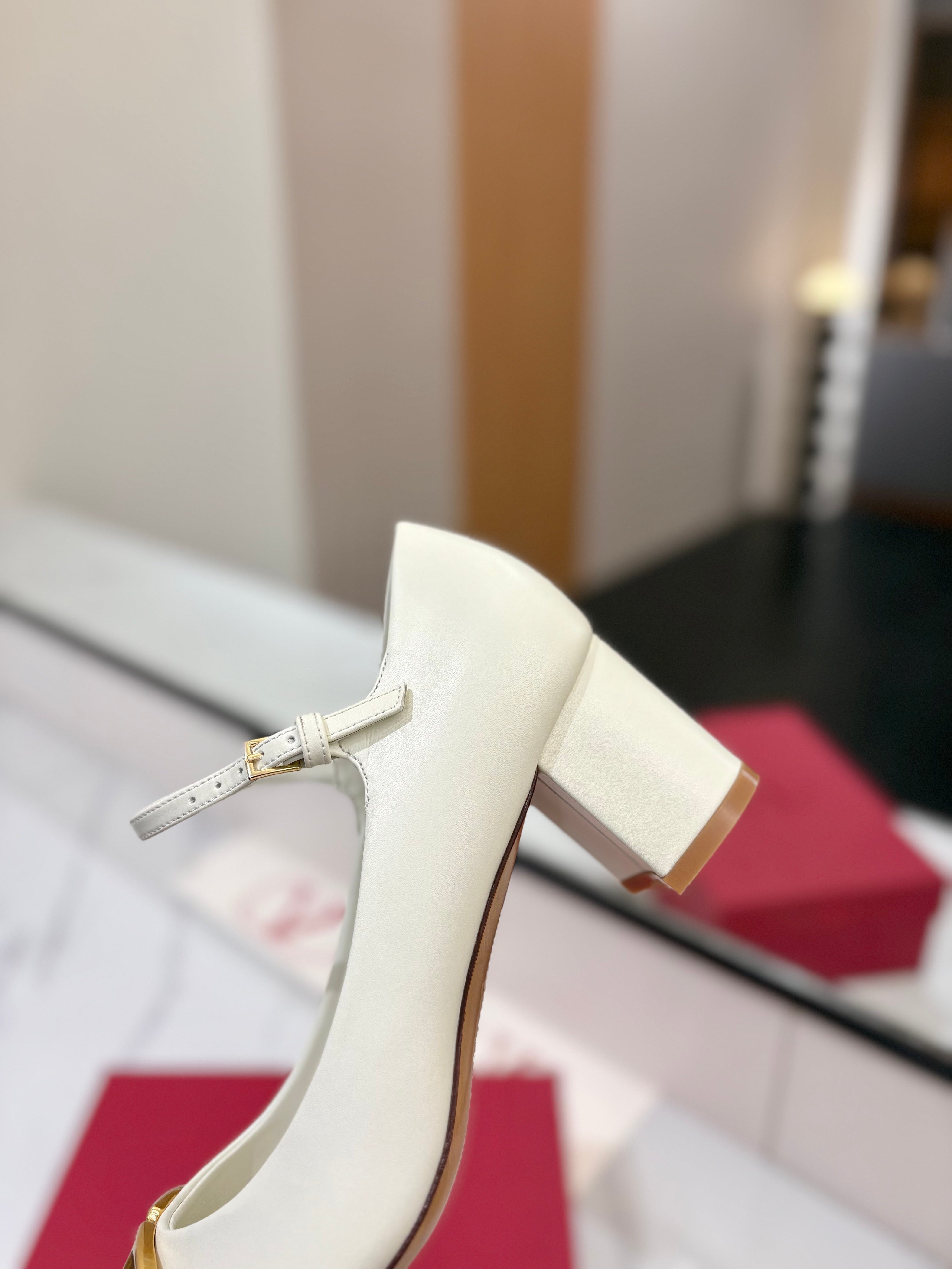 VALENTINO 26S MARY JANE HEELS 60 MM IN WHITE SMOOTH CALFSKIN WITH GOLD HARDWARE