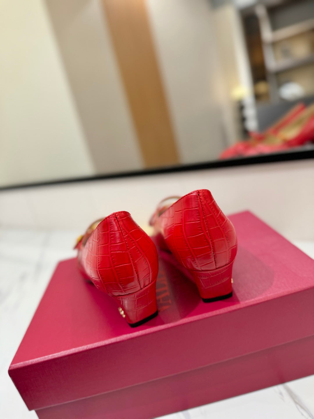 VLTN VLOGO SIGNATURE ROUND-TOE HEELS 25S IN RED LAMBSKIN SNAKE-EMBOSSED