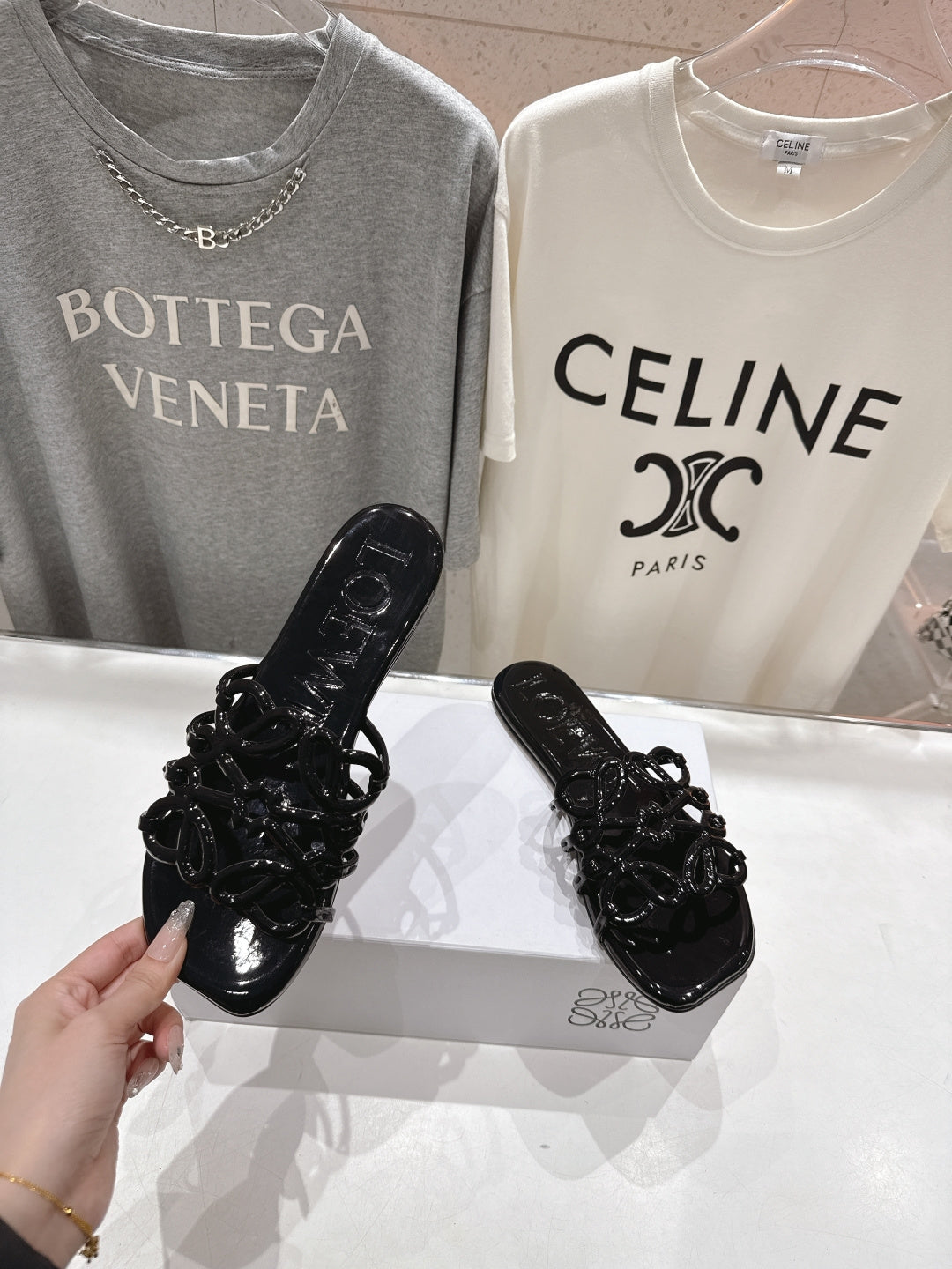 LOEWE 26S PETAL ANAGRAM SLIDE IN BLACK PATENT CALFSKIN