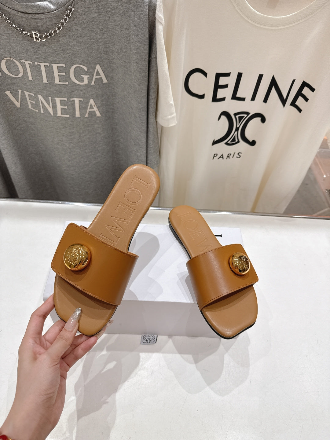 LOEWE 26S PEBBLE SLIDE IN CAMEL BROWN CALFSKIN GOLD HARDWARE