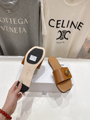 LOEWE 26S PEBBLE SLIDE IN CAMEL BROWN CALFSKIN GOLD HARDWARE