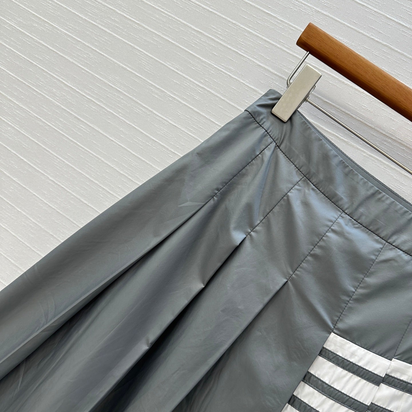 THOM BROWNE MID-LENGTH PLEATED SKIRT IN GRAY
