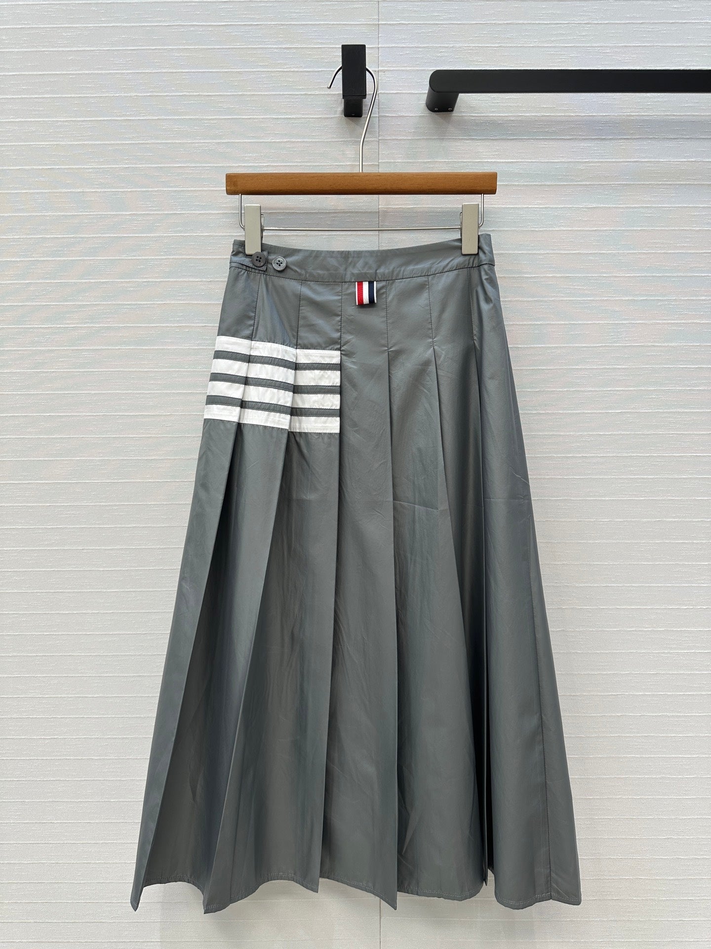 THOM BROWNE MID-LENGTH PLEATED SKIRT IN GRAY