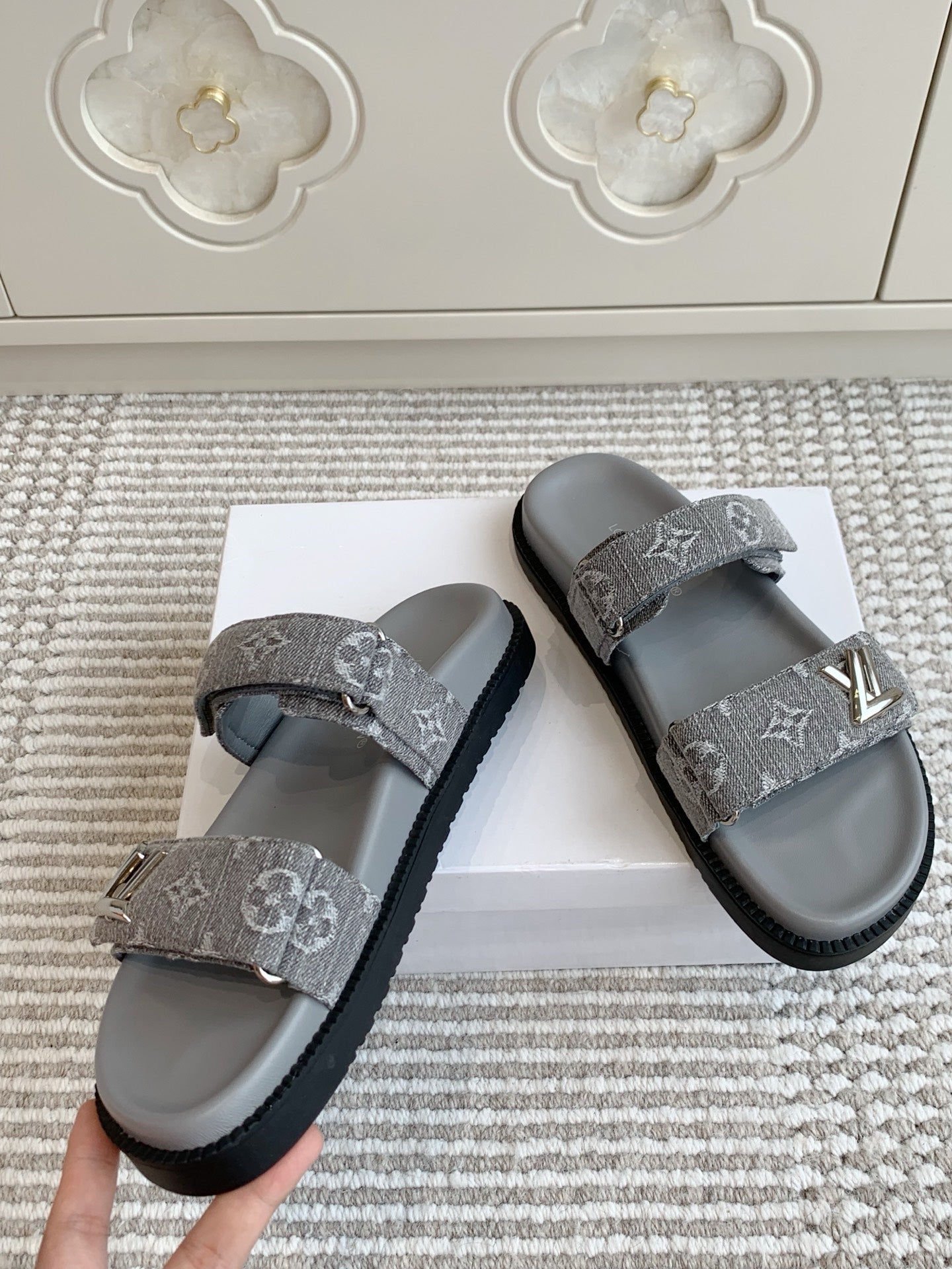 LV TWO-STRAP SANDALS 25S IN GREY DENIM AND CALFSKIN  WITH SILVER HARDWARE