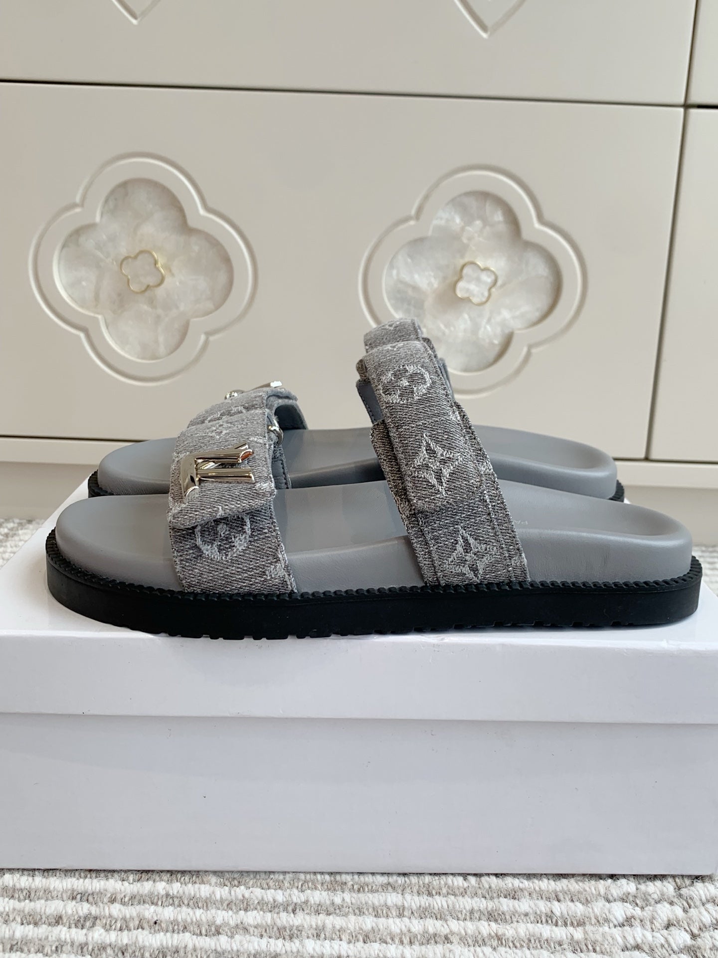 LV TWO-STRAP SANDALS 25S IN GREY DENIM AND CALFSKIN  WITH SILVER HARDWARE