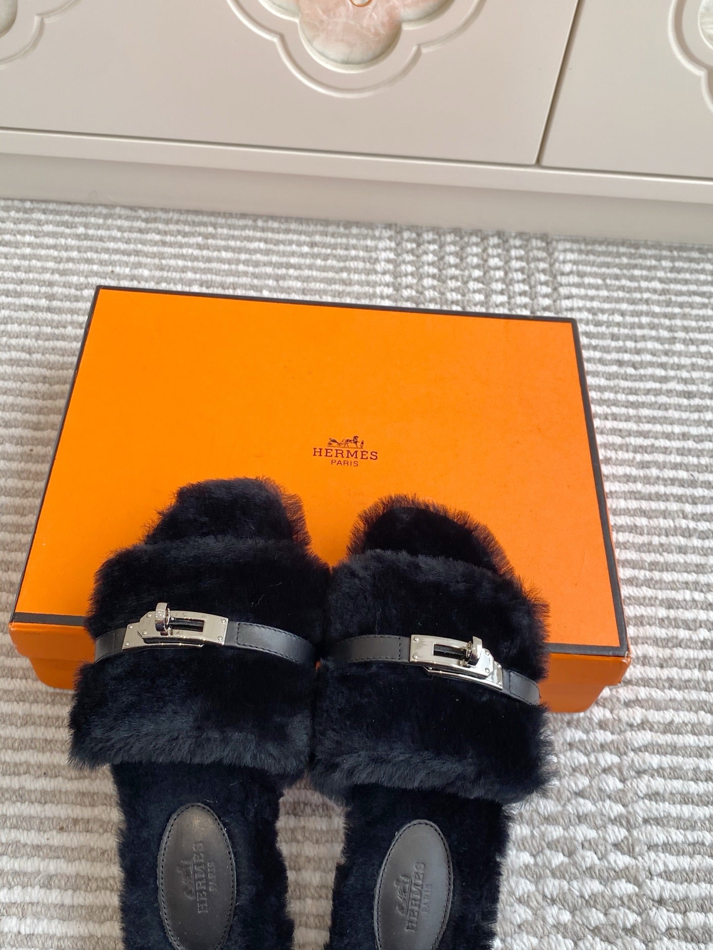 HM 25S GIULIA SANDAL IN BLACK SHEARLING WITH SILVER HARDWARE