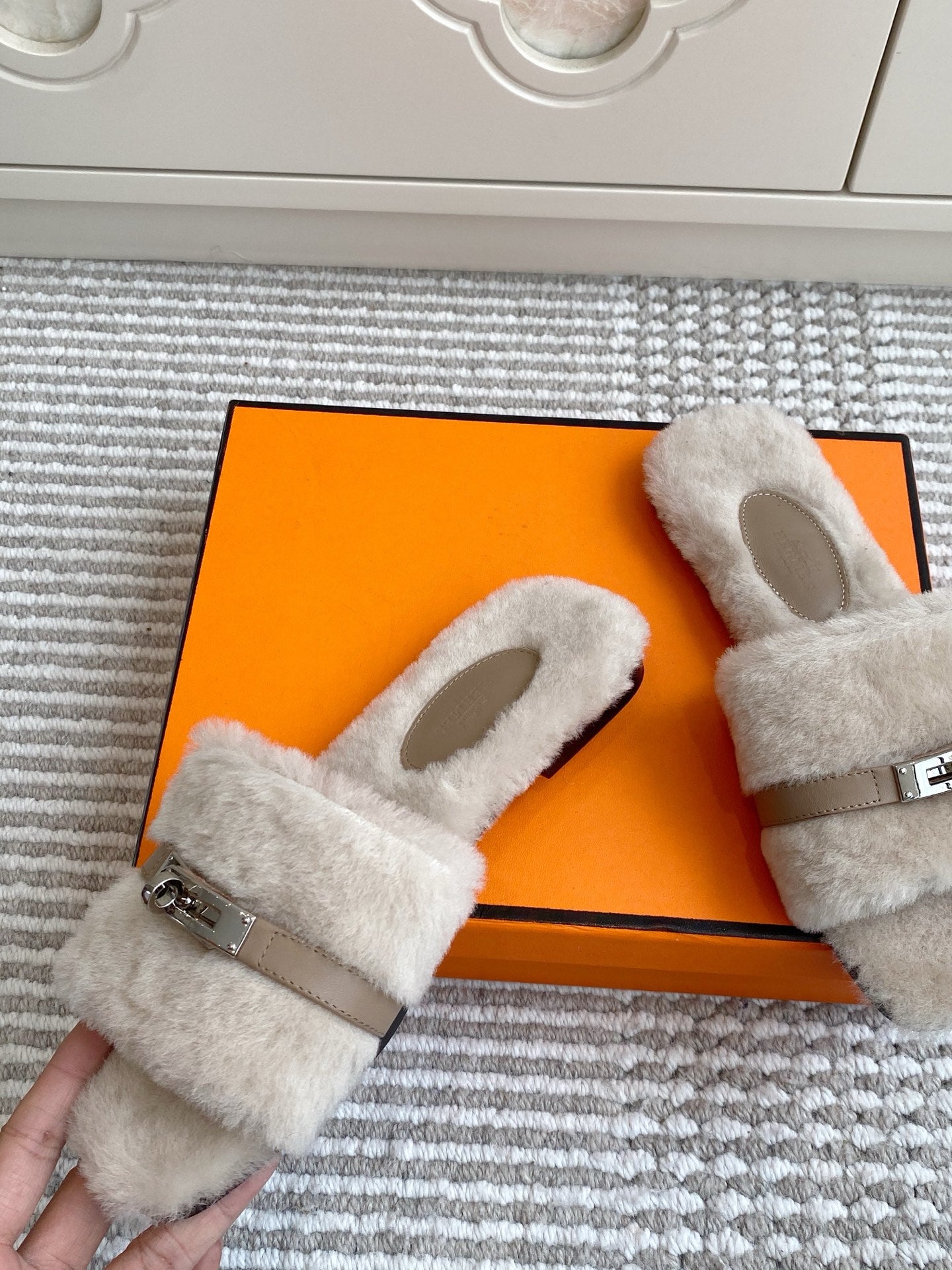 HM 25S GIULIA SANDAL IN PALE BEIGE GRAY SHEARLING WITH SILVER HARDWARE