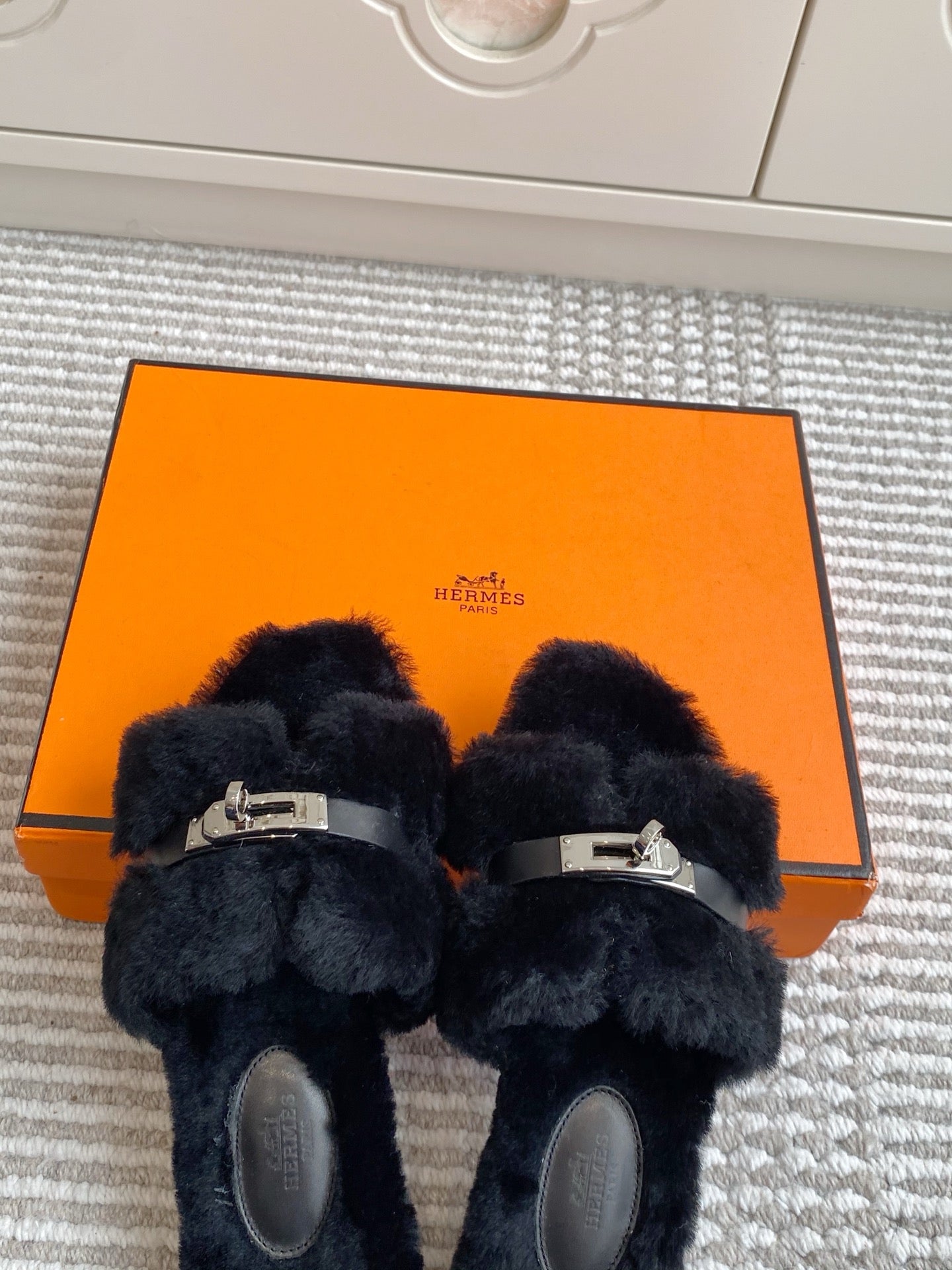 HM 25S ECLAIR SANDAL IN BLACK SHEARLING WITH SILVER HARDWARE