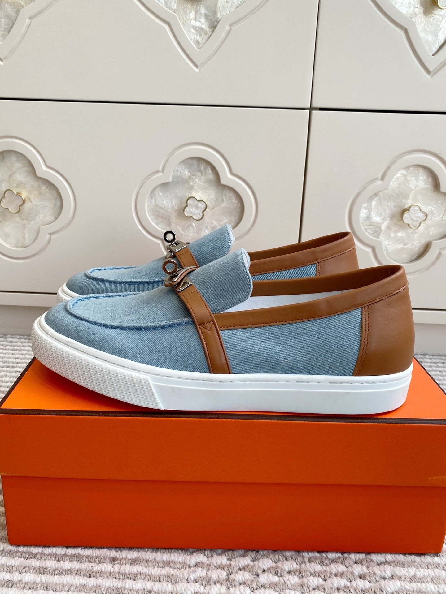 HM 25S SLIP-ON IN SKY BLUE CANVAS AND BROWN LAMBSKIN WITH SILVER HARDWARE