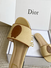 DIOR 26S D-BADGE FLAT SLIDE SANDALS IN BEIGE RAFFIA AND BROWN CALFSKIN