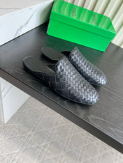 BOTTEGA VENETA 26S FLAT MULES IN BLACK WOVEN LAMBSKIN