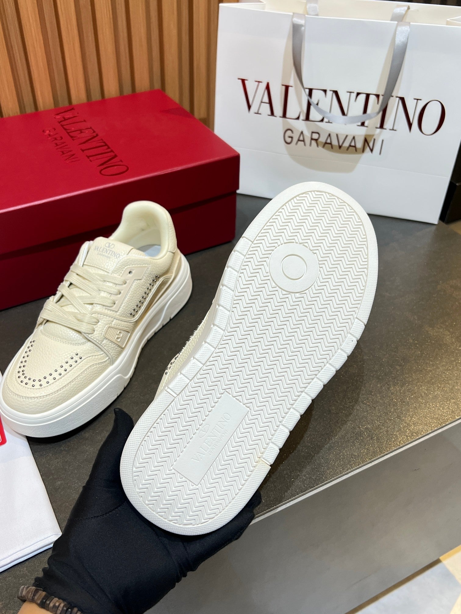 VALENTINO 26S ONESTUD SNEAKERS IN CREAM WHITE CALFSKIN