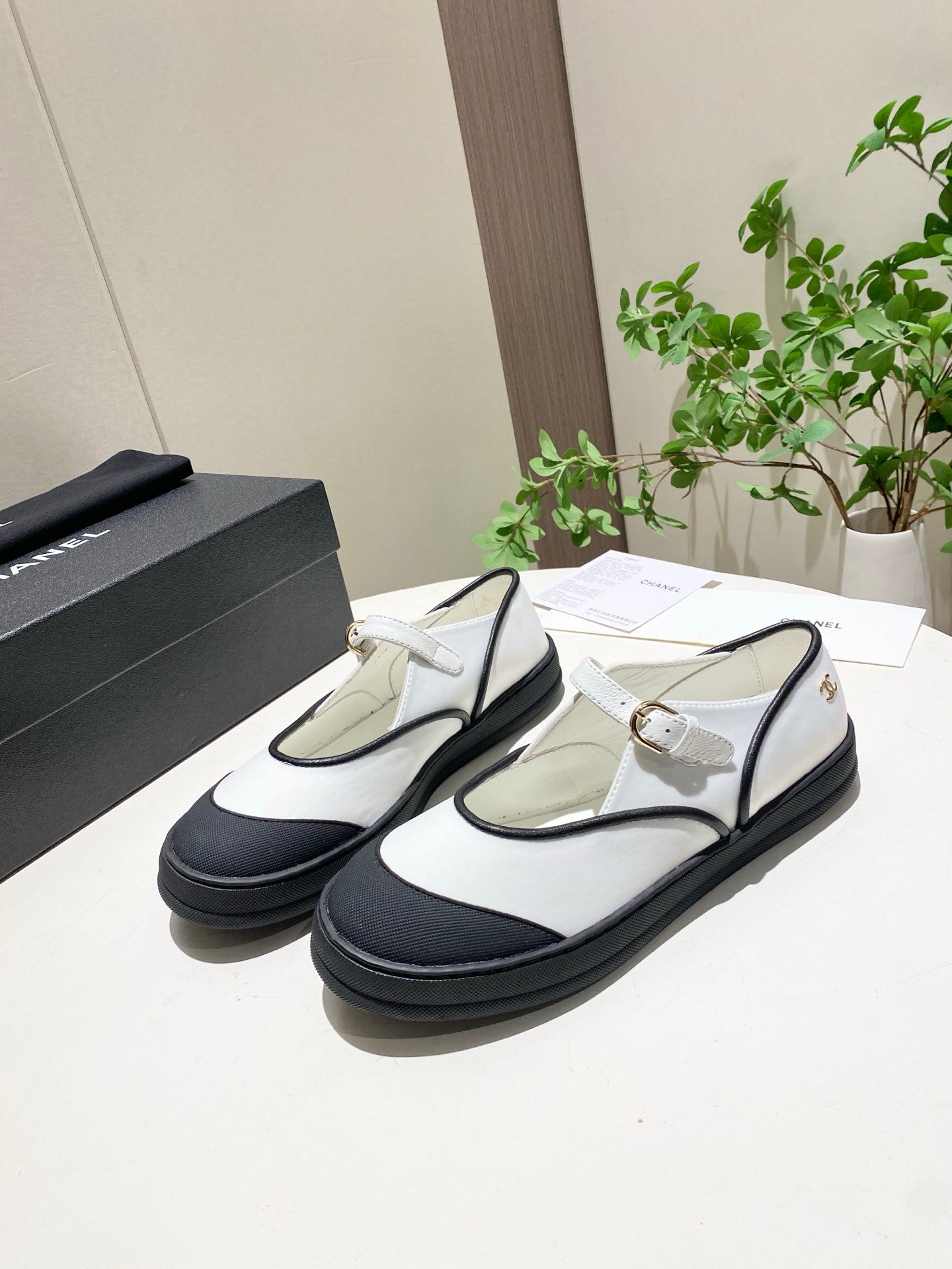 CHANEL 26S MARY JANE FLAT IN BLACK MIX WHITE FABRIC AND LAMBSKIN
