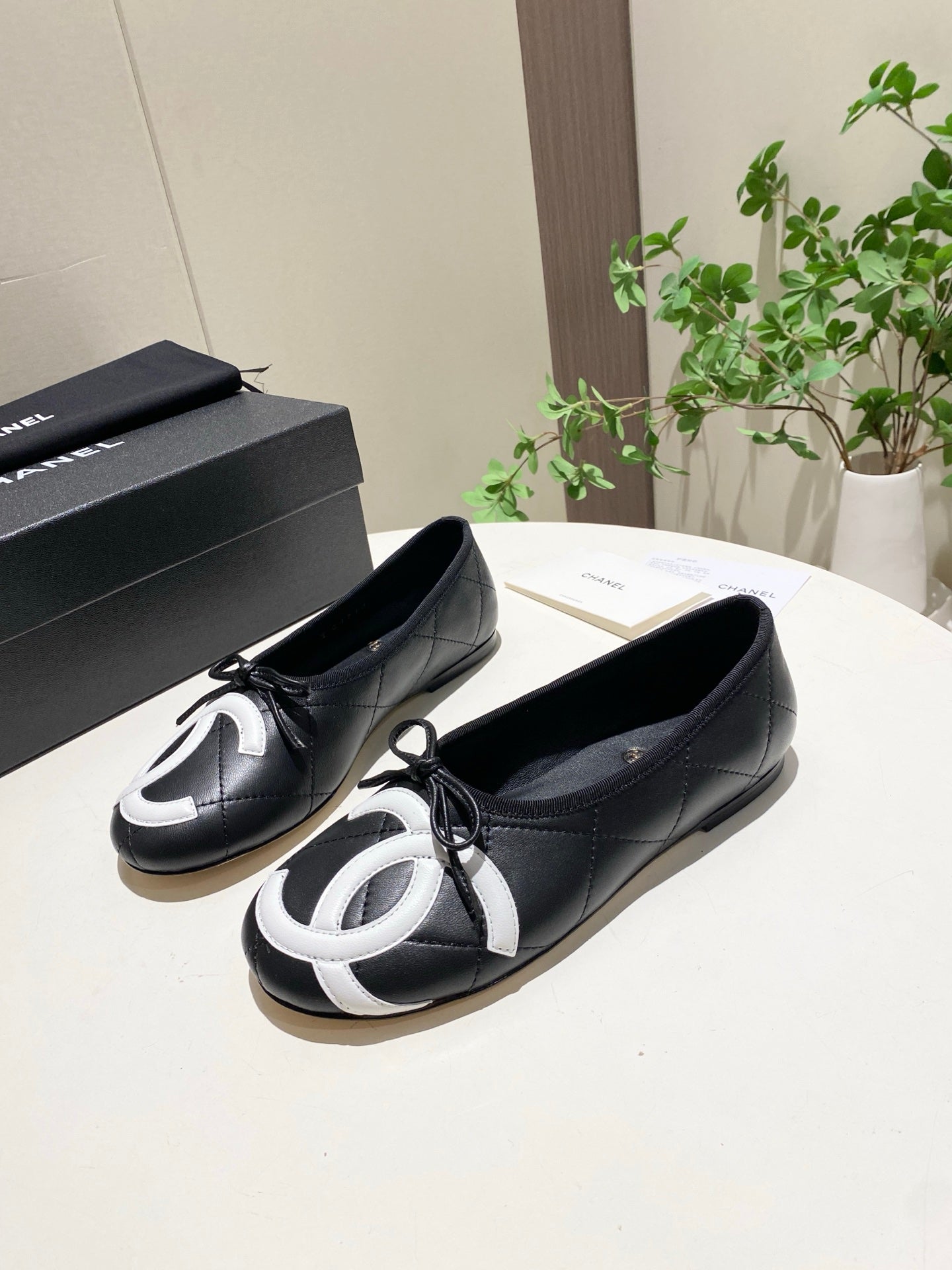 CHANEL 26S FLATS IN BLACK LAMBSKIN WITH BOW