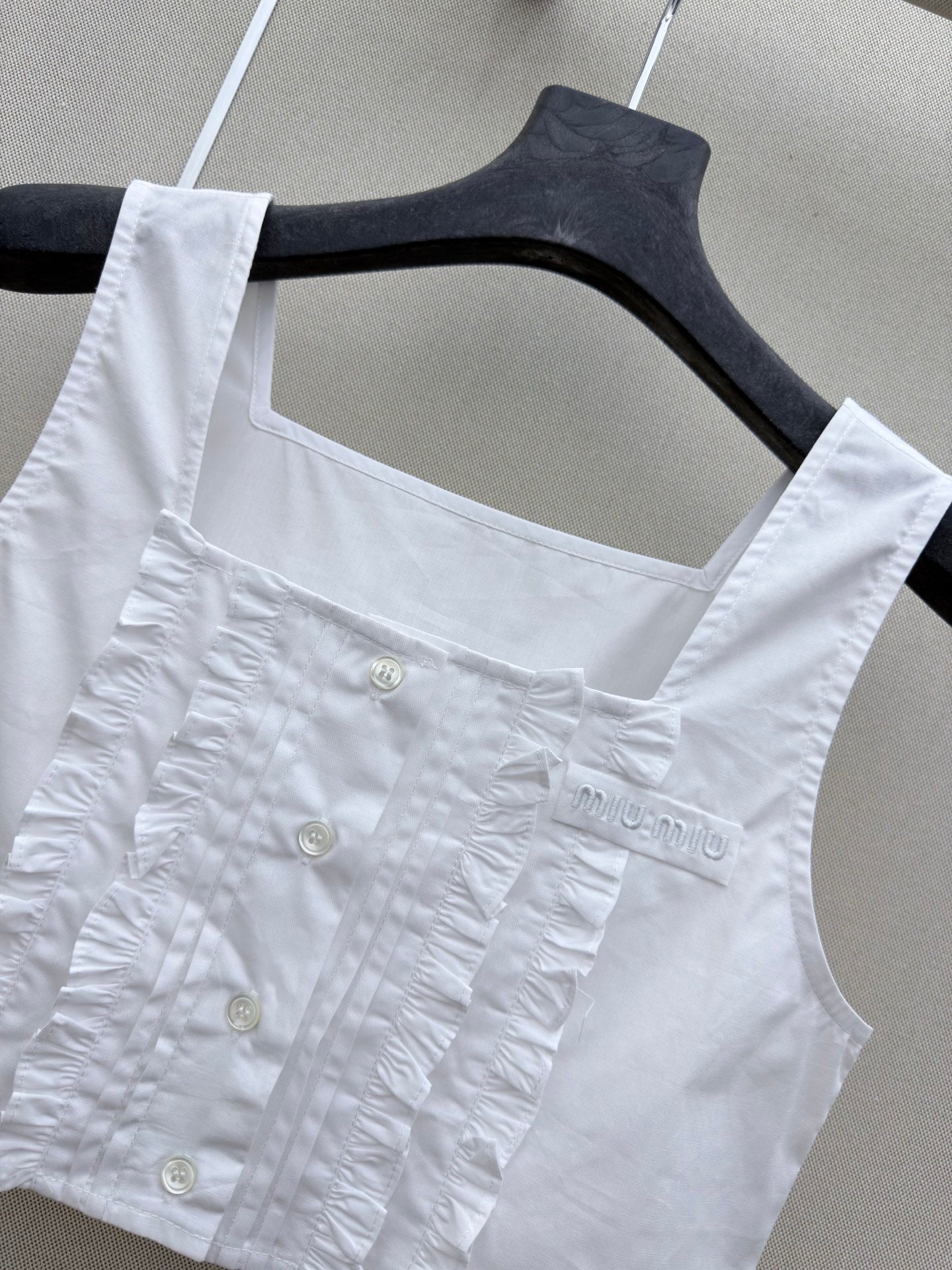 MIUMIU 26S SLEEVELESS CROPPED SQUARE-NECK TOP STYLE 1079