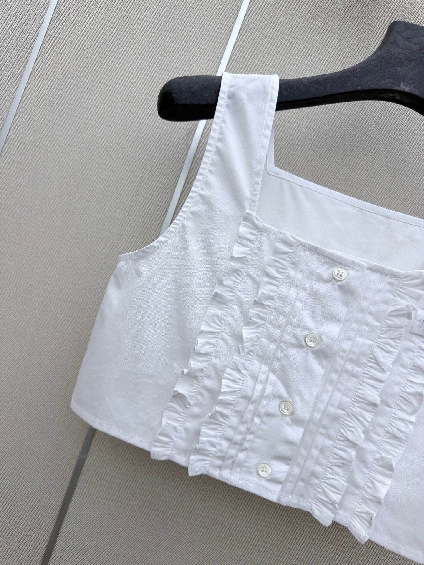 MIUMIU 26S SLEEVELESS CROPPED SQUARE-NECK TOP STYLE 1079