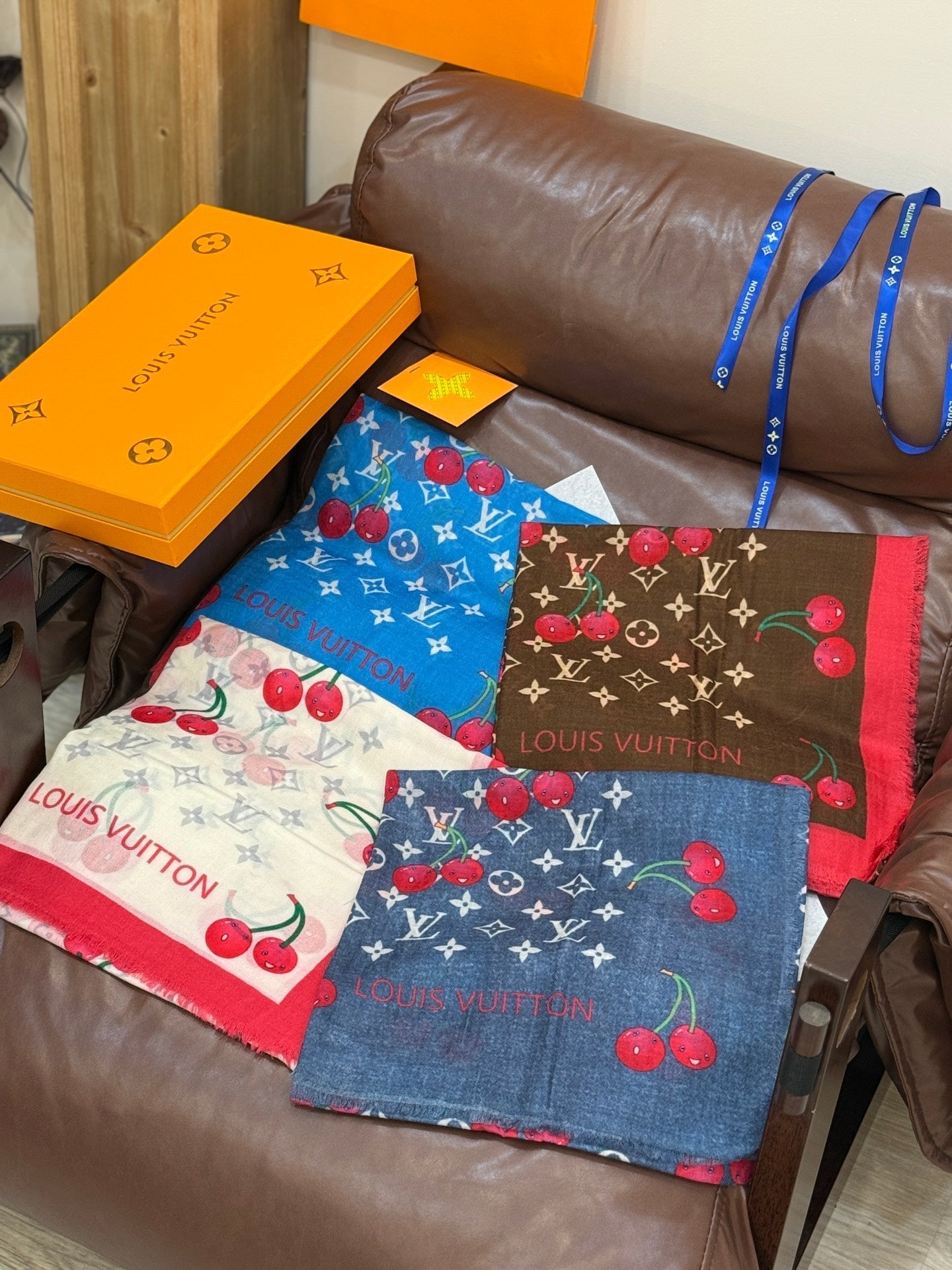 LV SCARF 140 CM IN CASHMERE 721492