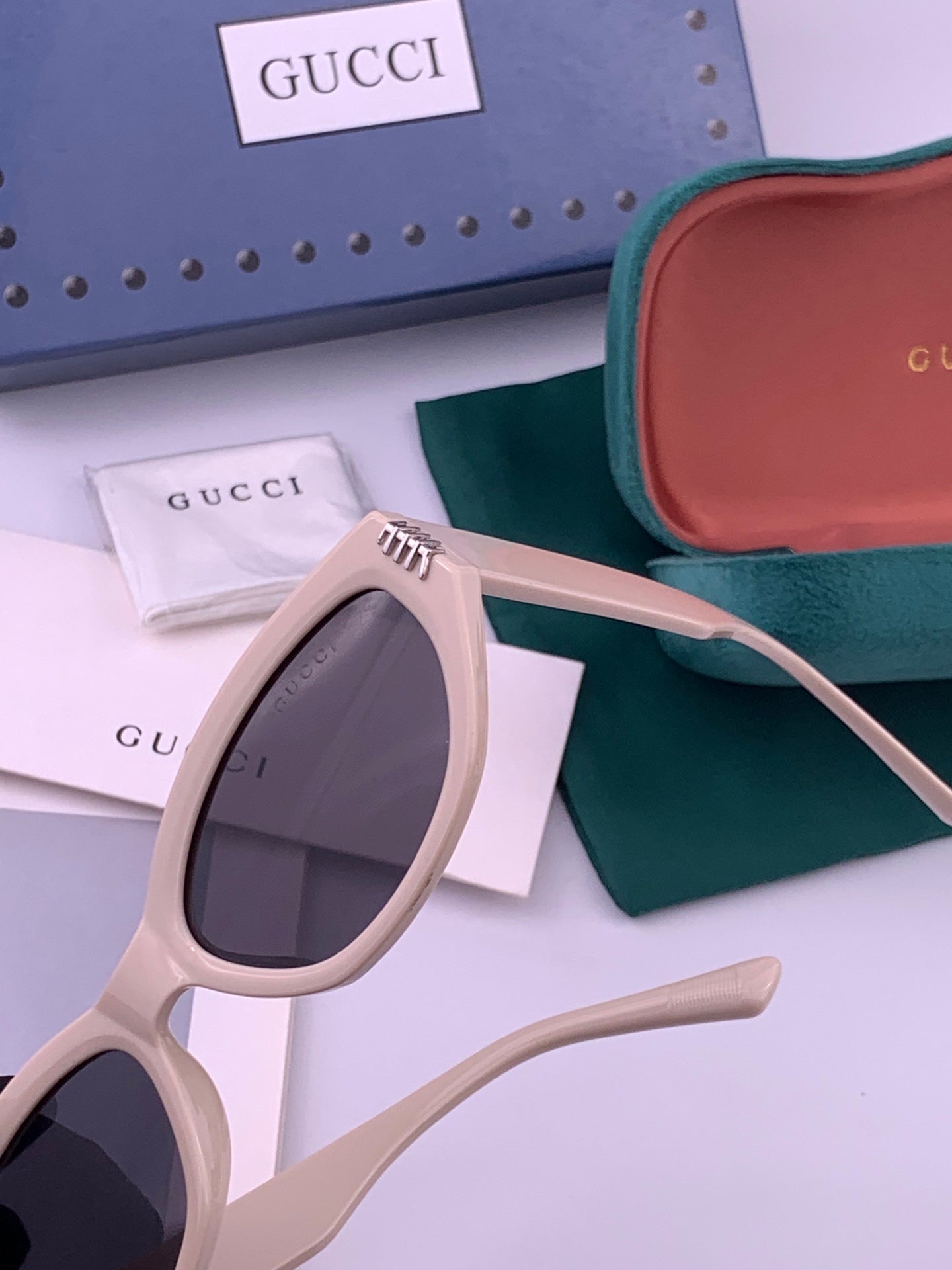GUCCI 26S CAT EYE FRAME IN ACETATE 424693