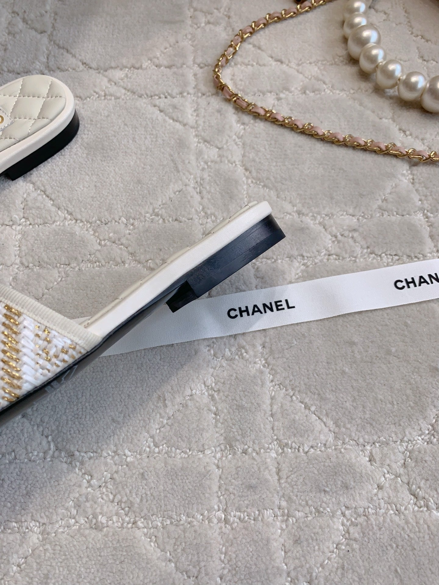 FLAT SANDALS LOGO STONE AND CHAIN IN WHITE LAMBSKIN WITH RAFFIA