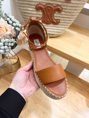 ROCKSTUD FLATFORM SANDAL IN CHOCOLATE BROWN CALFSKIN