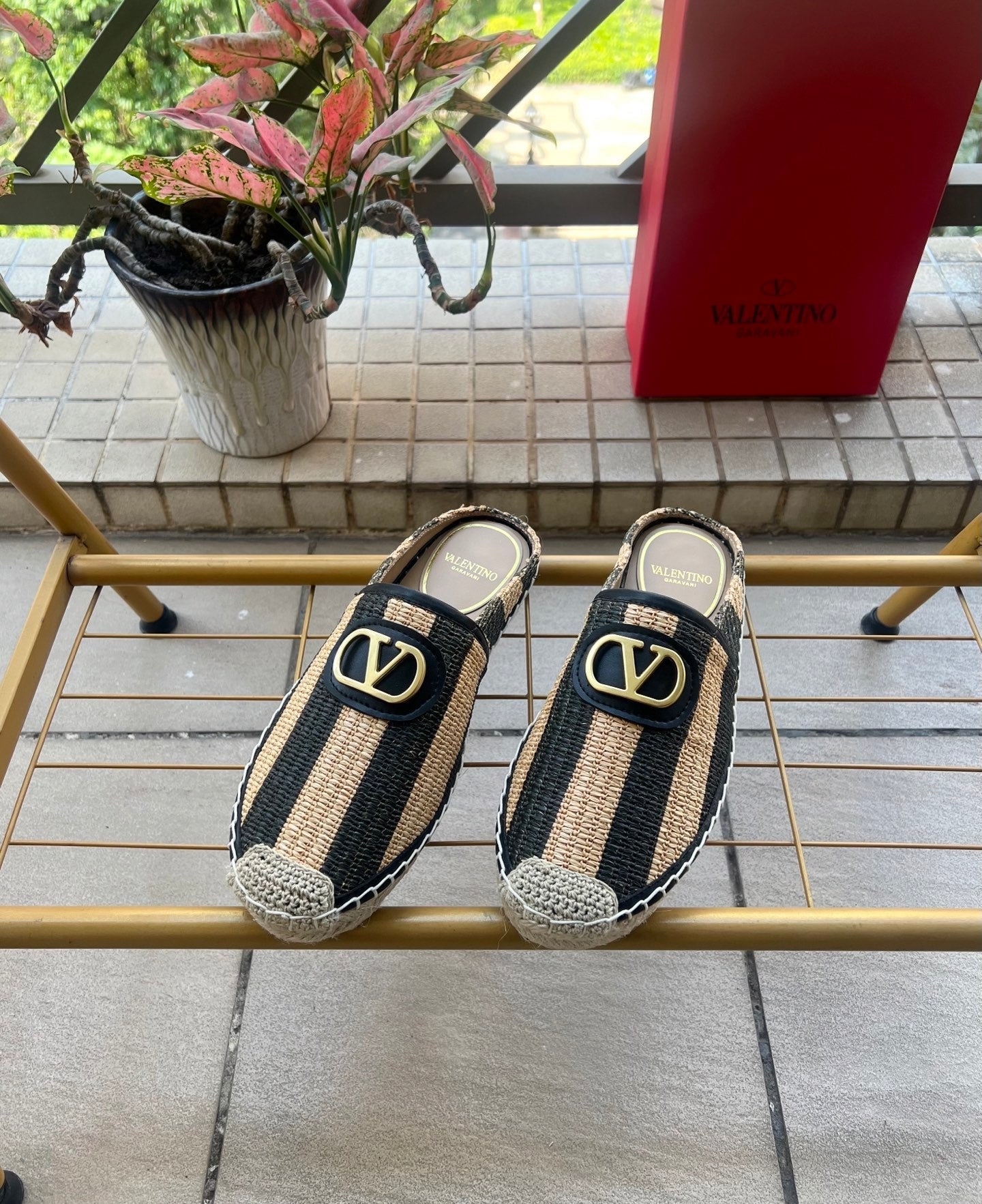 VALENTINO 26S ESPADRILLE MULES IN BLACK AND BEIGE RAFFIA