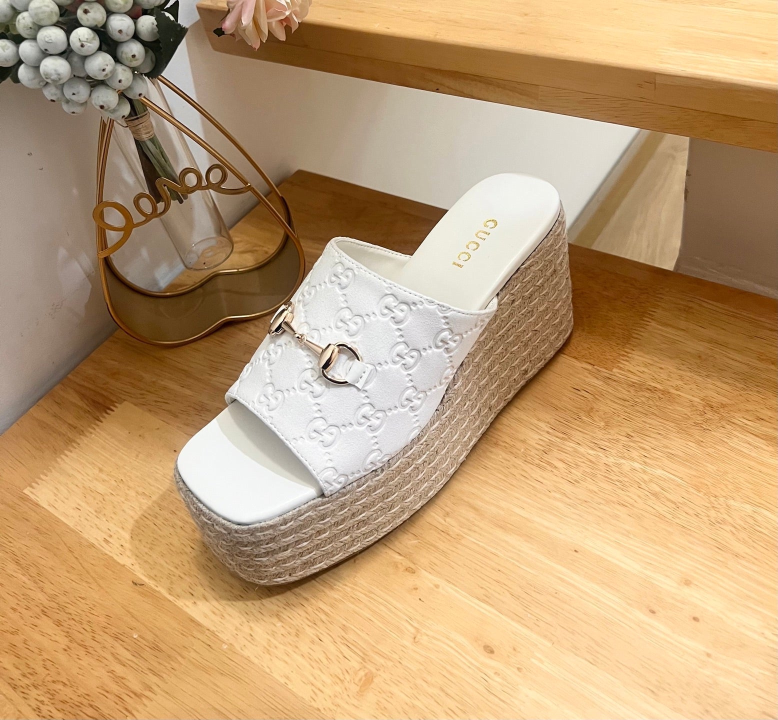 GUCCI 26S WEDGE SANDALS 100 MM IN WHITE SUEDE