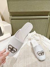 FLAT MULES IN WHITE SMOOTH CALFSKIN SILVER BUCKLE