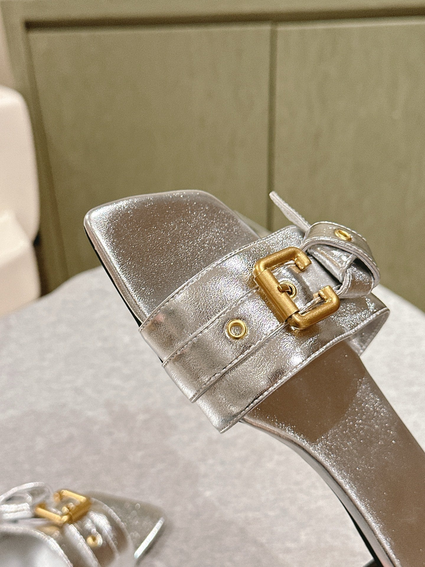 CHLOÉ 26S SLIDE SANDALS IN SILVER LAMBSKIN