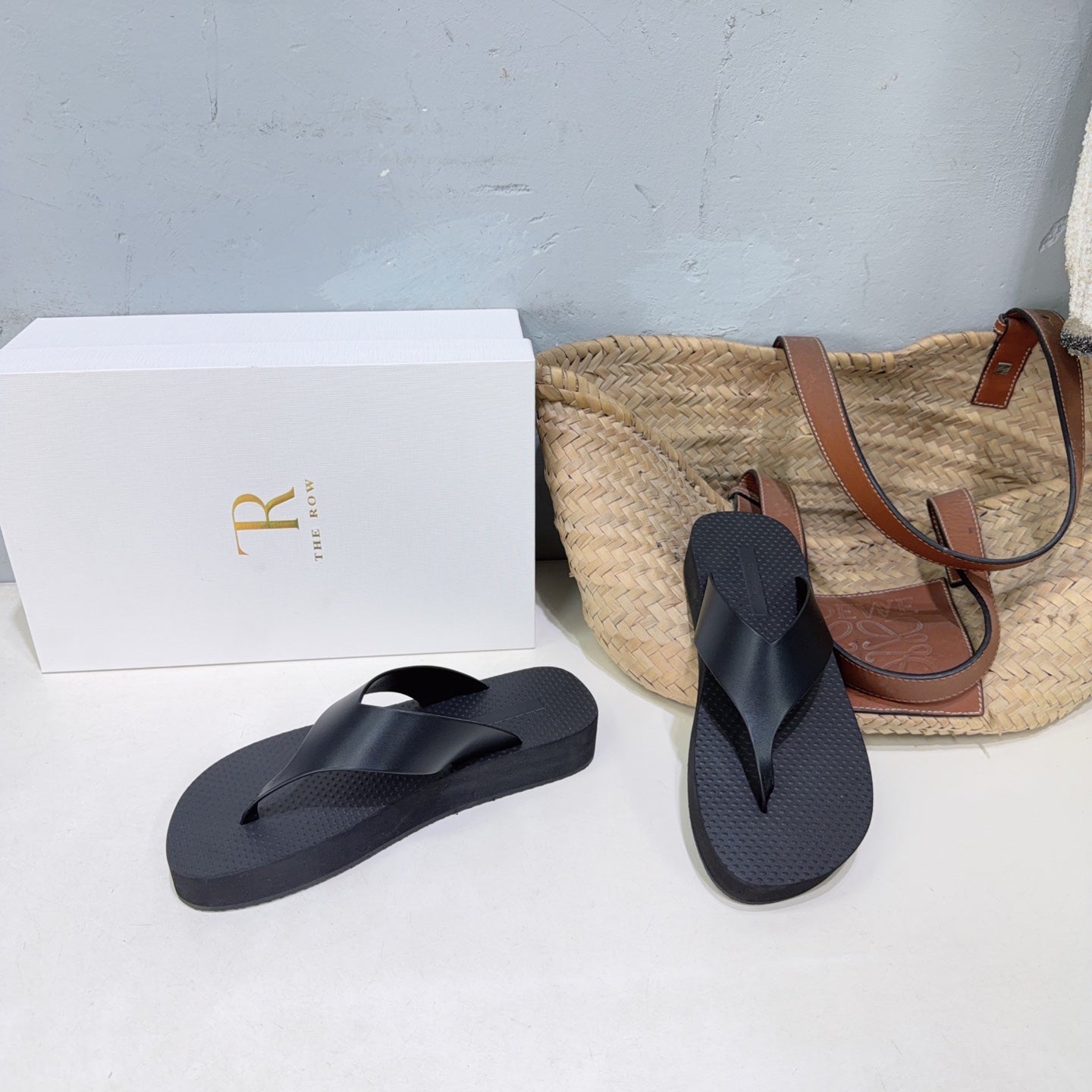 THE ROW 26S THONG SANDALS IN BLACK RUBBER AND CALFSKIN
