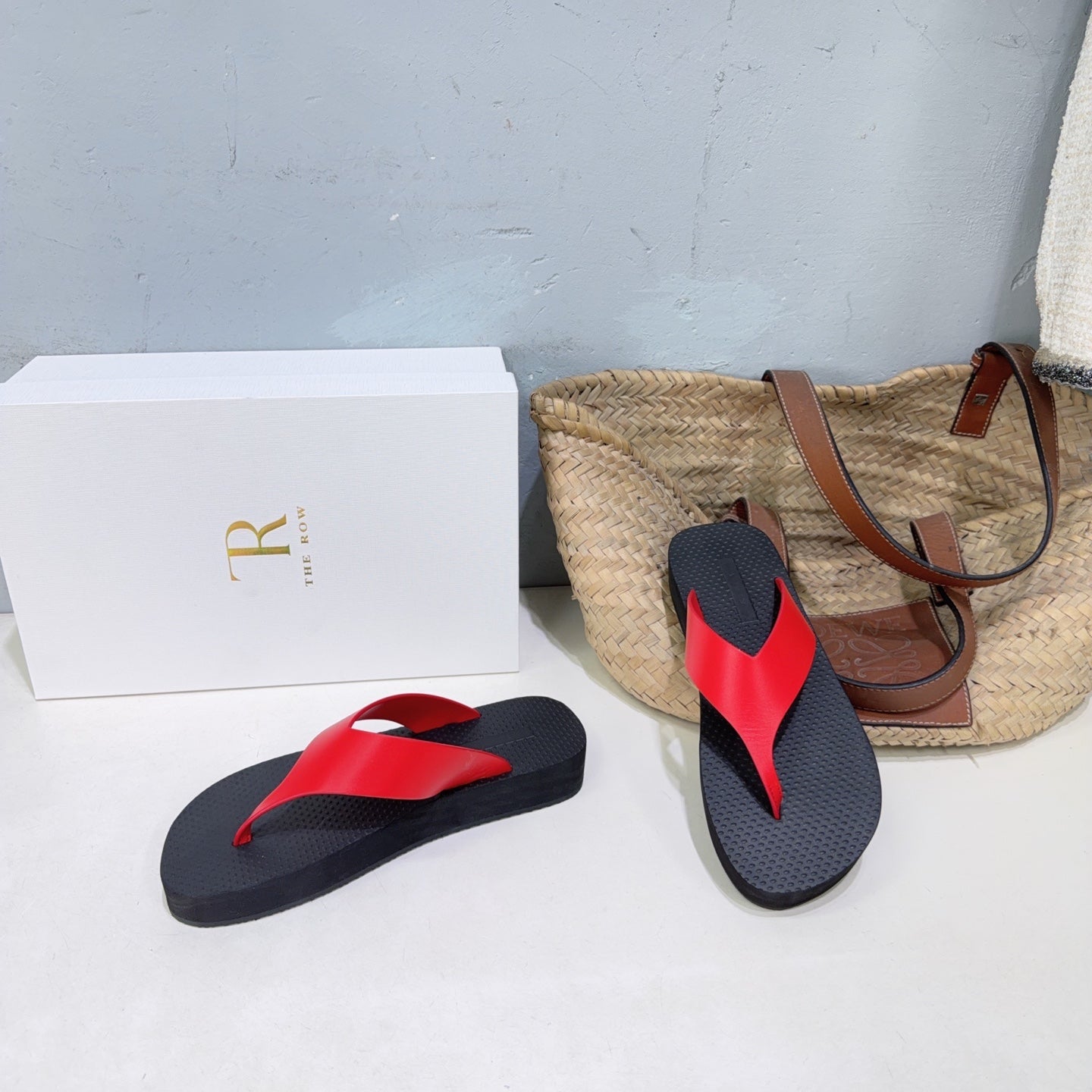 THE ROW 26S THONG SANDALS IN BLACK RUBBER  WITH RED STRAPS CALFSKIN