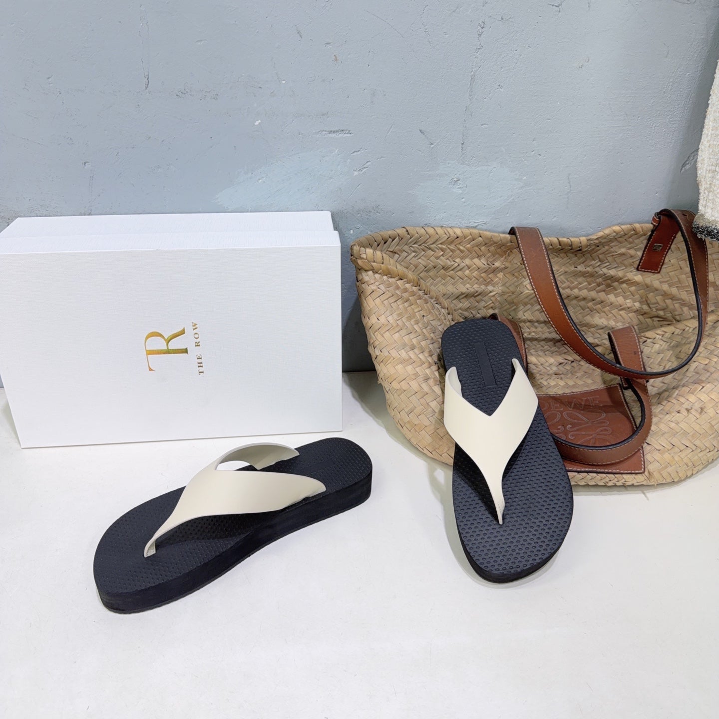 THE ROW 26S THONG SANDALS IN BLACK RUBBER  WITH WHITE STRAPS CALFSKIN