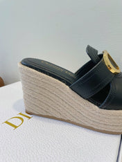 MONTAIGNE WEDGE SLIDE 95MM IN BLACK CALFSKIN