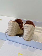 MONTAIGNE WEDGE SLIDE 95MM IN BROWN CALFSKIN