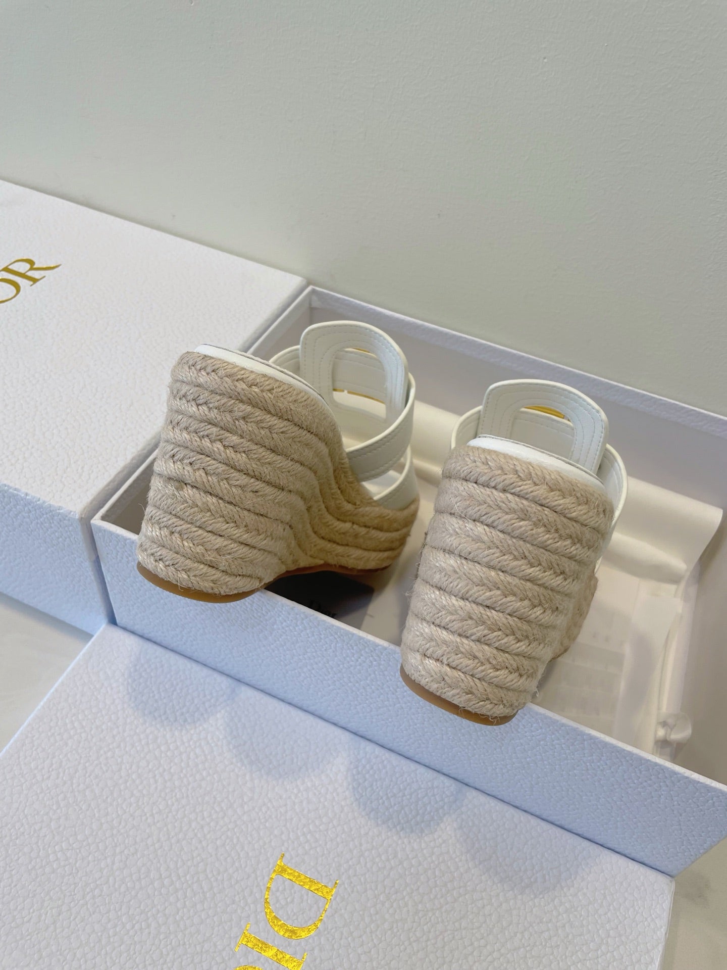 MONTAIGNE WEDGE SLIDE 95MM IN WHITE CALFSKIN