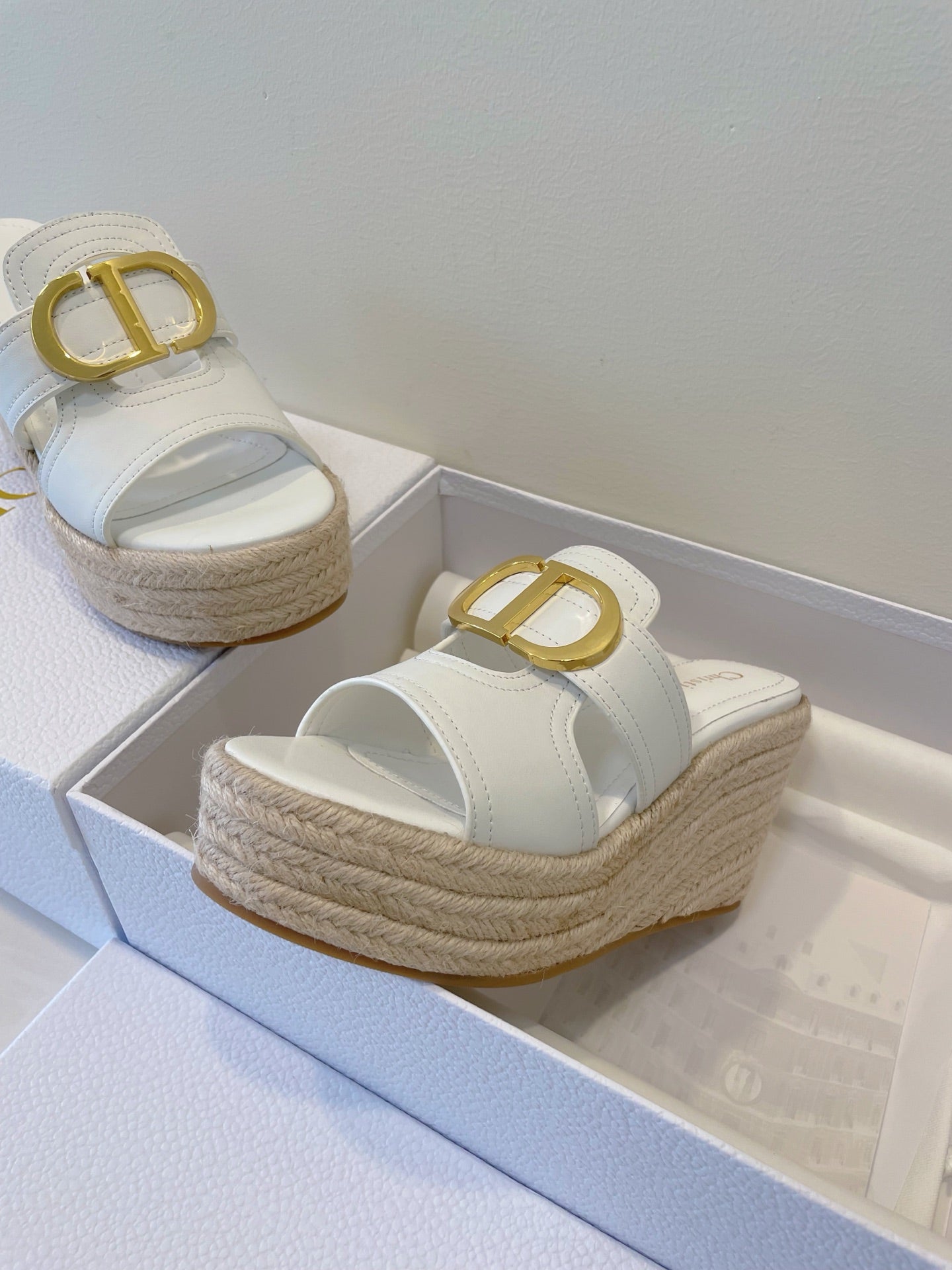 MONTAIGNE WEDGE SLIDE 95MM IN WHITE CALFSKIN