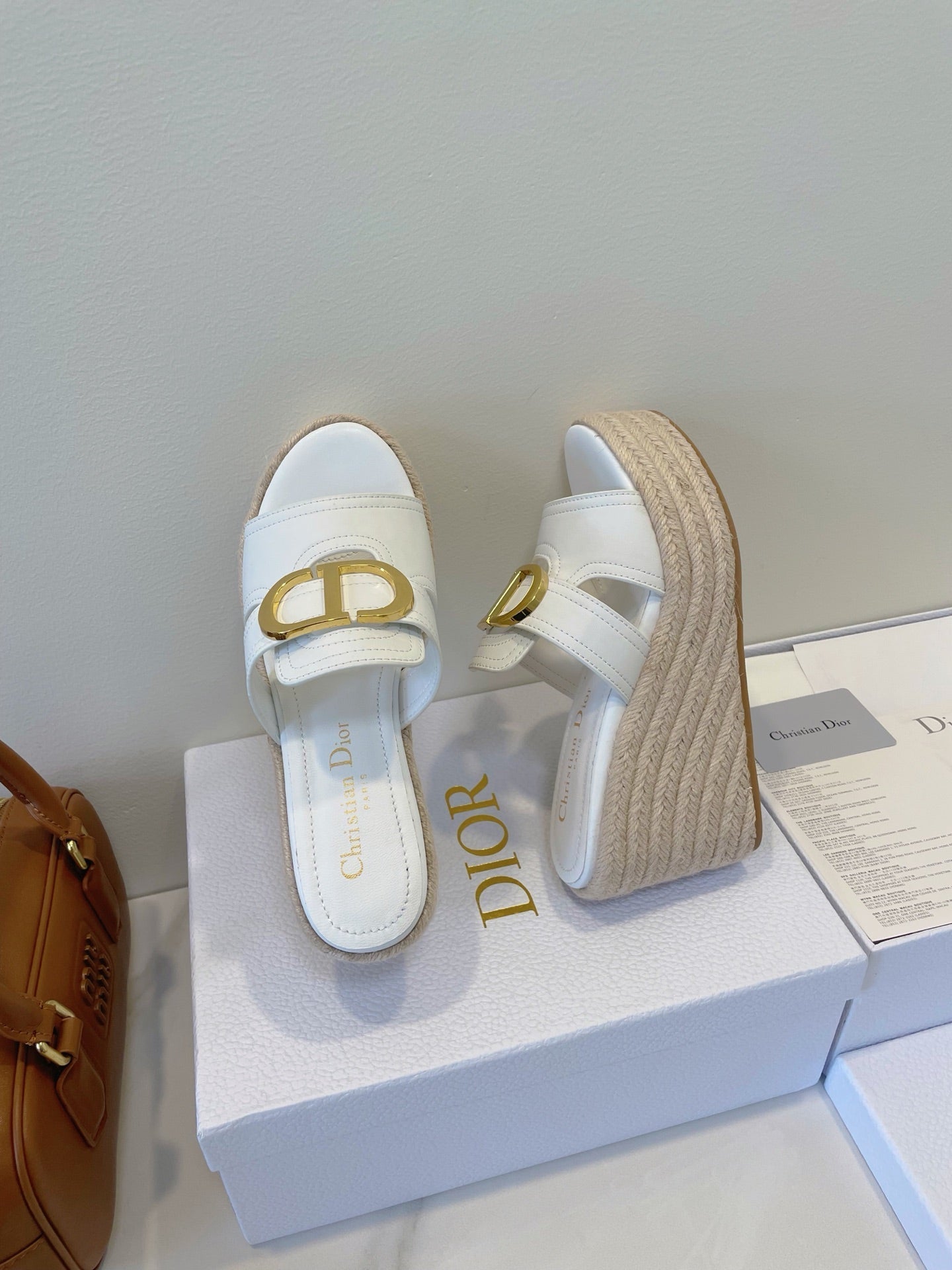 MONTAIGNE WEDGE SLIDE 95MM IN WHITE CALFSKIN