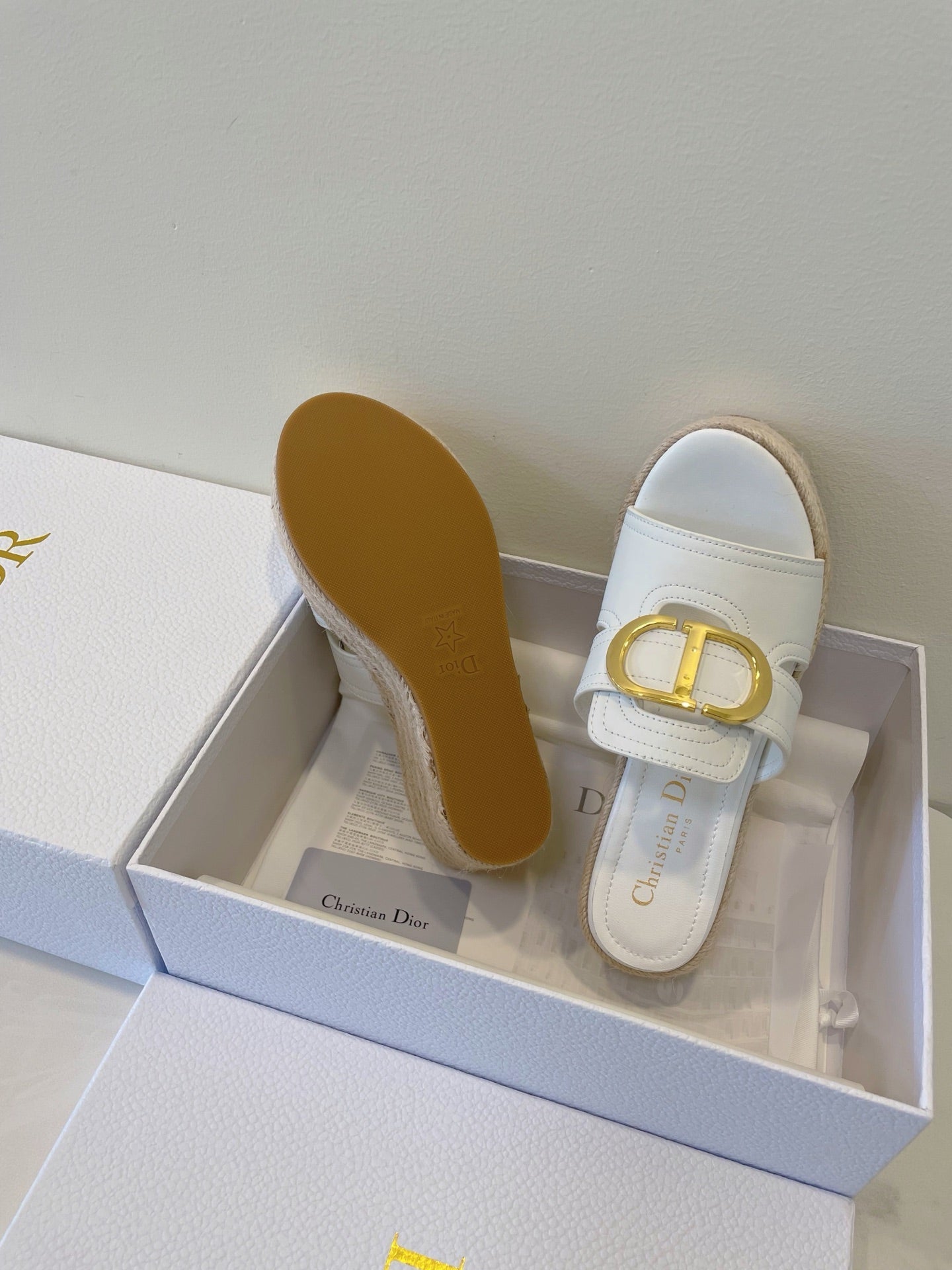 MONTAIGNE WEDGE SLIDE 95MM IN WHITE CALFSKIN