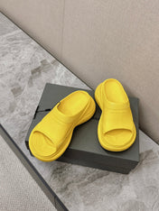 POOL CROCS SLIDE SANDAL IN YELLOW RUBBER