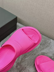 POOL CROCS SLIDE SANDAL IN BRIGHT PINK RUBBER