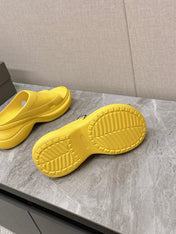 POOL CROCS SLIDE SANDAL IN YELLOW RUBBER