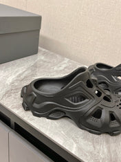 CUT-OUT MULES IN BLACK RUBBER