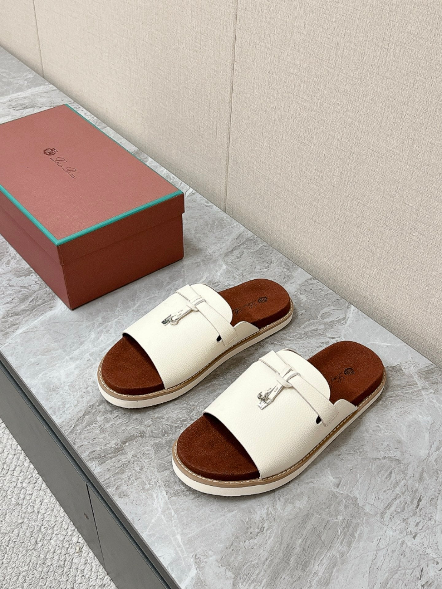 LP 26S LOCK MULE SLIDES IN CREAM WHITE CALFSKIN SILVER HARDWARE