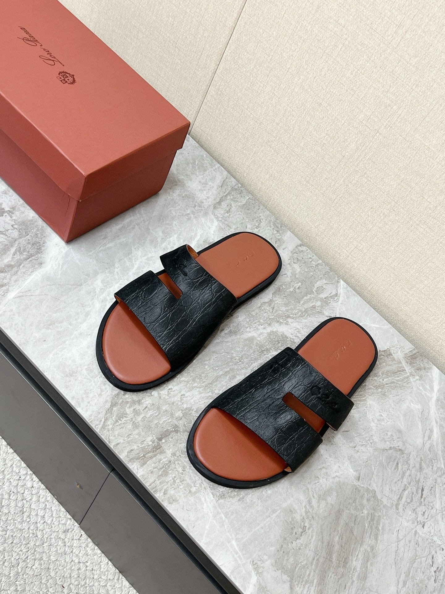 LP 26S CLASSIC H-CUT SLIDES IN BLACK GRAINED CALFSKIN