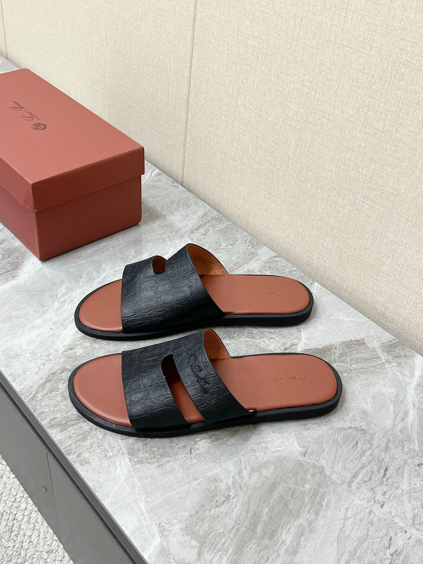 LP 26S CLASSIC H-CUT SLIDES IN BLACK GRAINED CALFSKIN