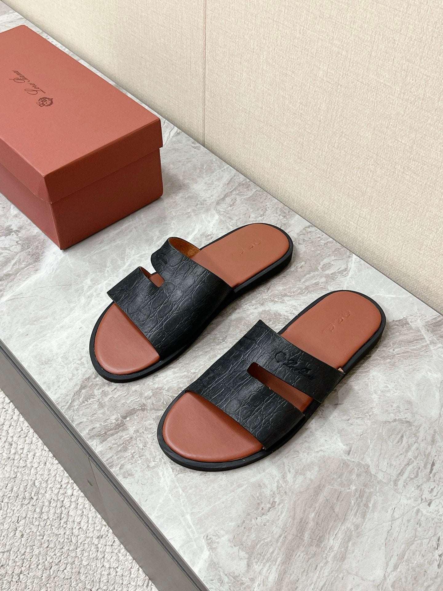 LP 26S CLASSIC H-CUT SLIDES IN BLACK GRAINED CALFSKIN