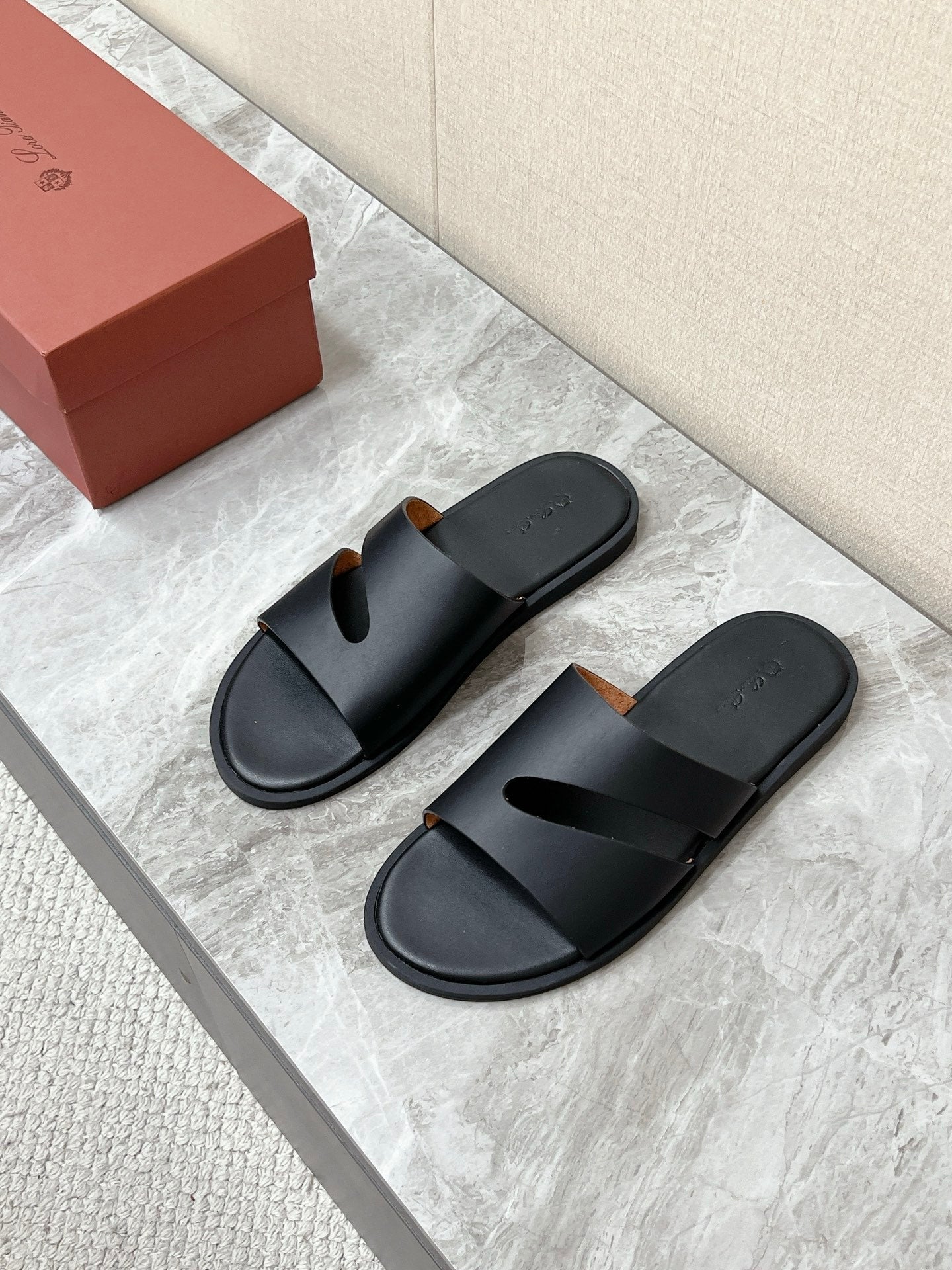 LP 26S CUTOUT SLIDES IN BLACK CALFSKIN