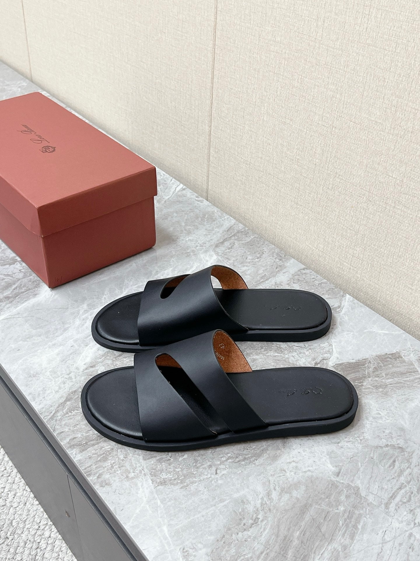 LP 26S CUTOUT SLIDES IN BLACK CALFSKIN