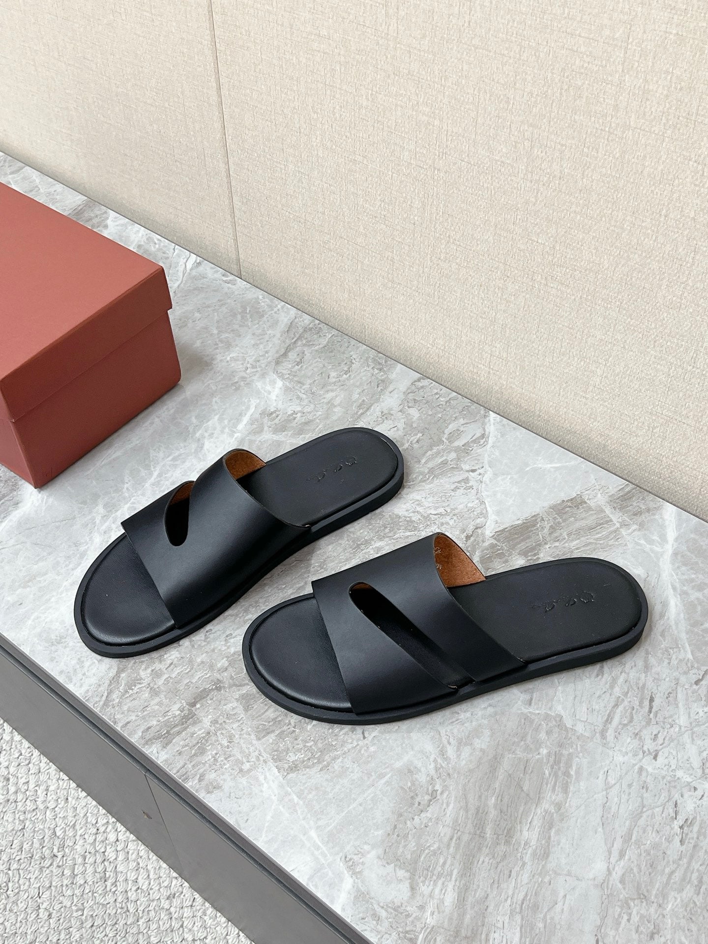 LP 26S CUTOUT SLIDES IN BLACK CALFSKIN