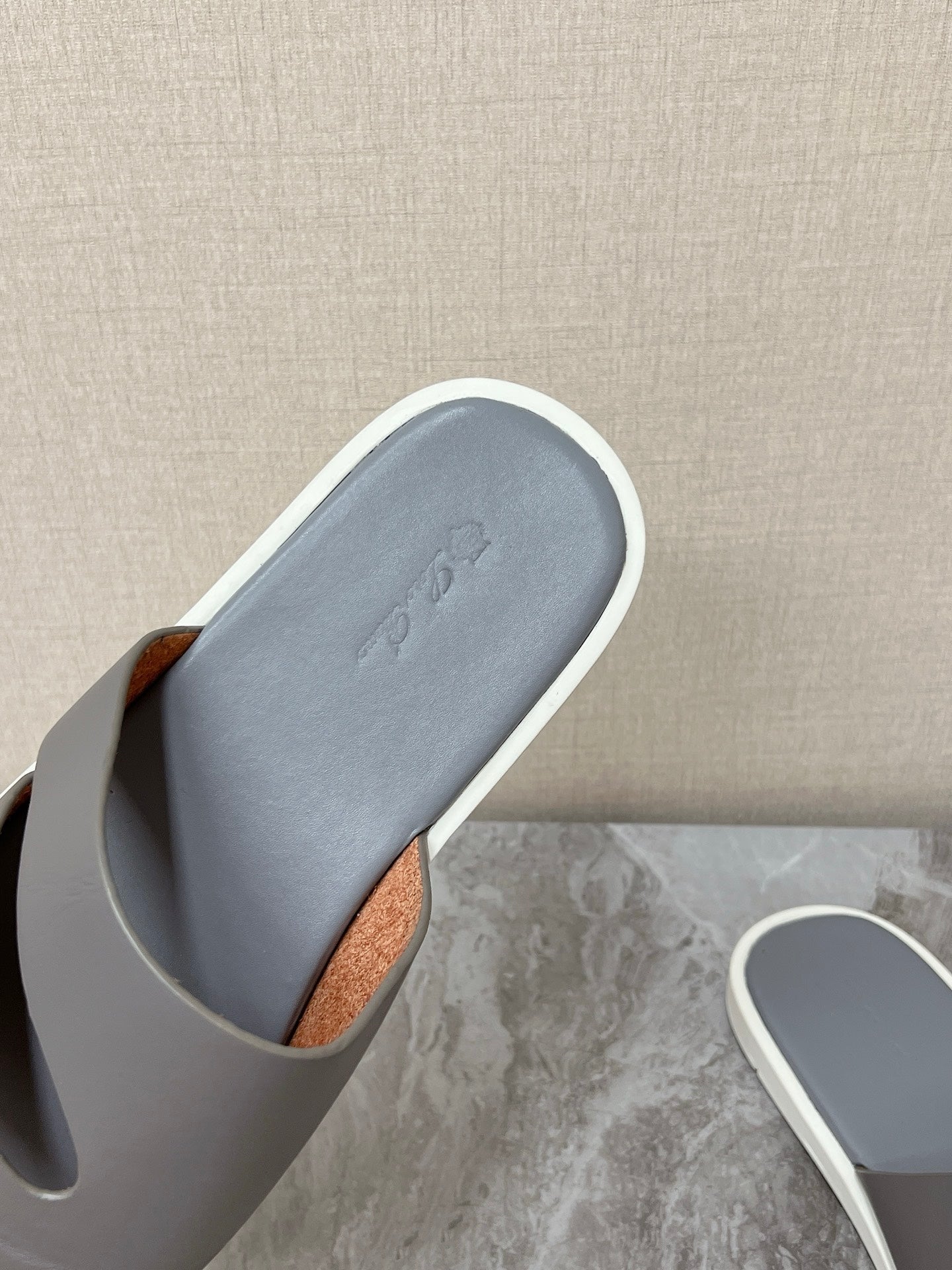 LP 26S CUTOUT SLIDES IN GREY CALFSKIN